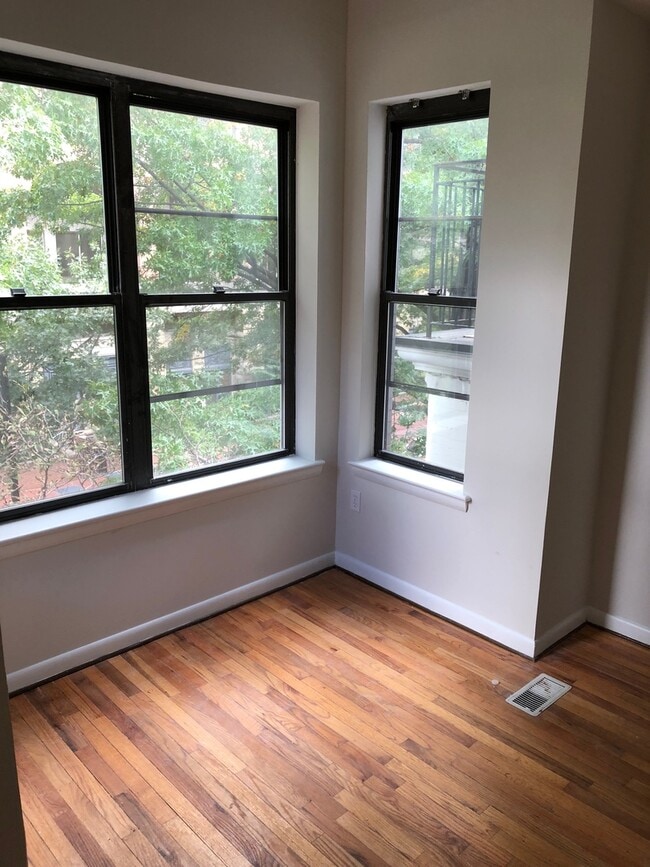 Building Photo - West End Giant