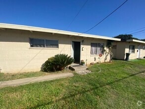 Building Photo - Clean and Bright 2 Bedroom 1 Bath Duplex