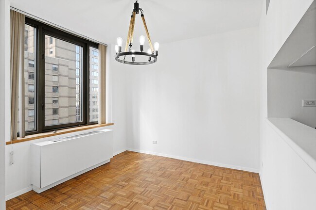 Building Photo - 15 W 61st St