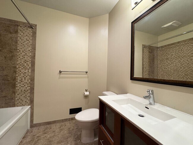 Building Photo - Queen Anne Home