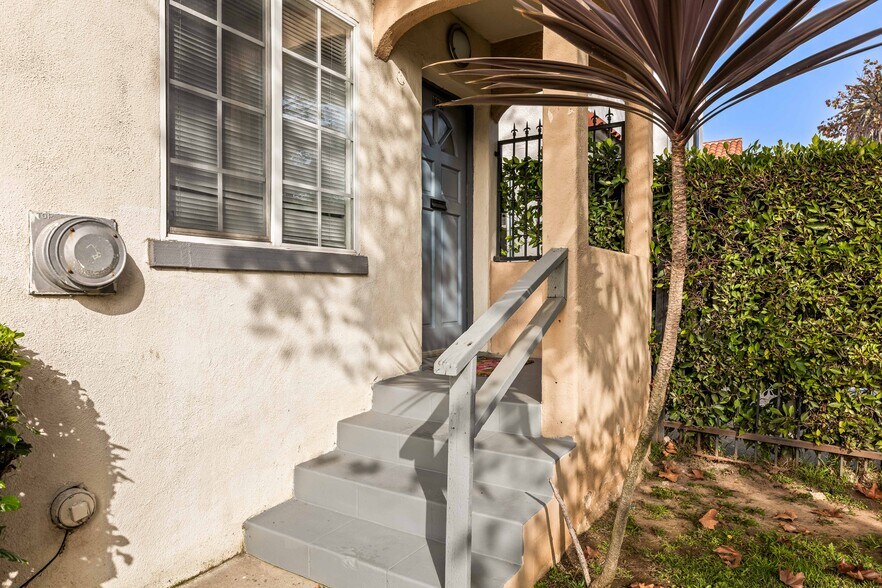 Building Photo - 1339 S Sycamore Ave