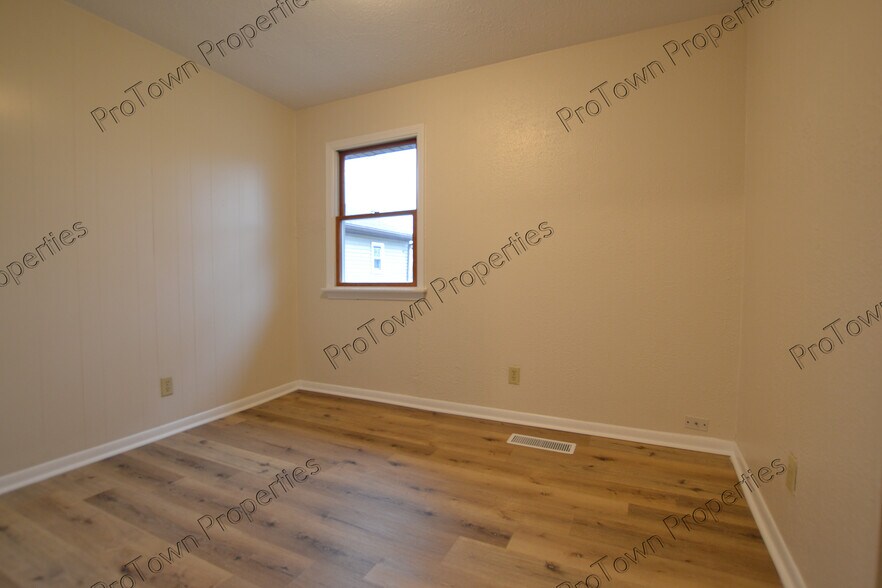 Building Photo - 16 S Hammes Ave