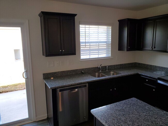 Building Photo - Beautiful Home minutes from the airport!