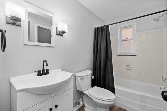 Building Photo - Stunning 3 bed, 2 bath home in East Hills available August 1!