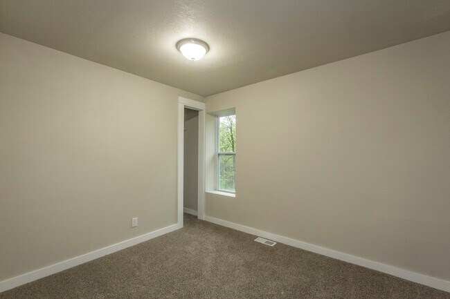 Building Photo - Adorable 2 Bedroom 1 Bath