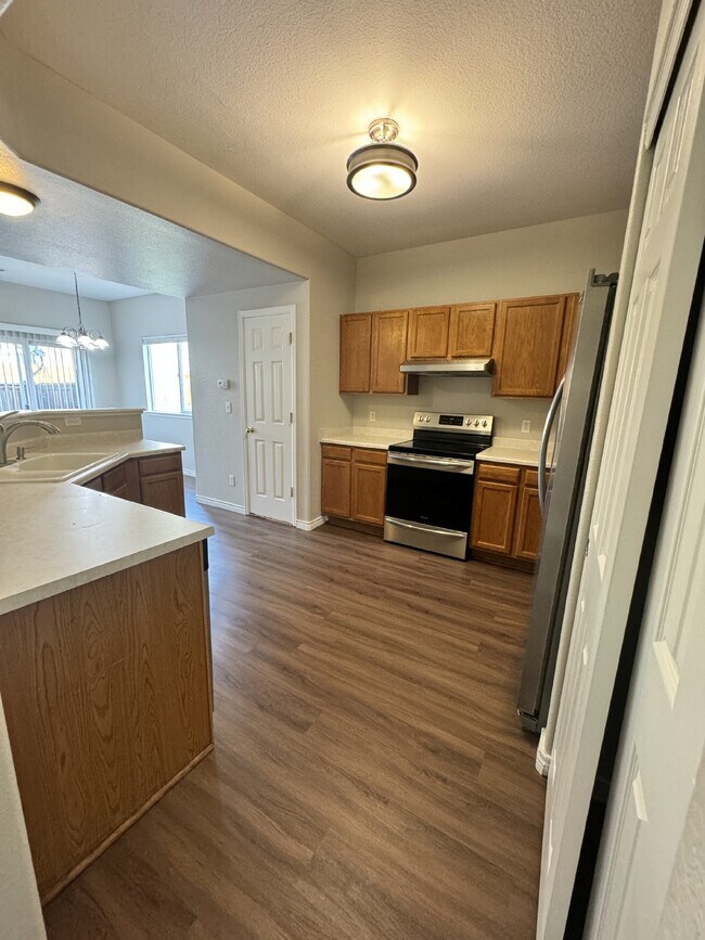 Building Photo - Beautiful End Unit Townhouse In Thornton!