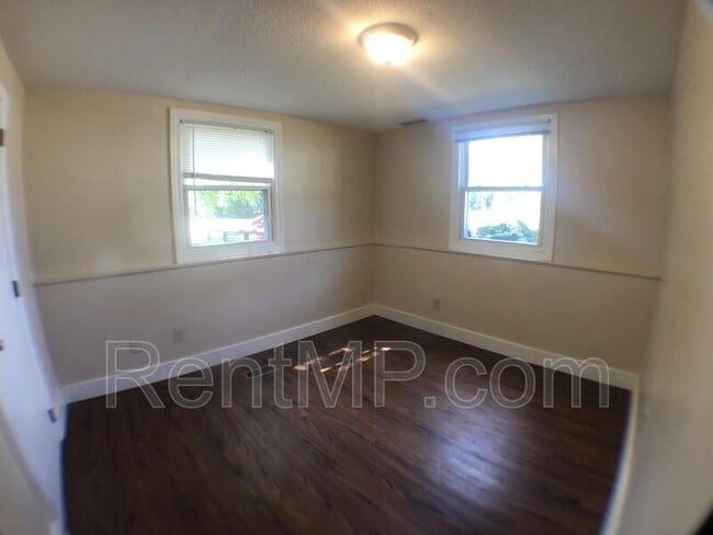 Building Photo - 303 S Oak St