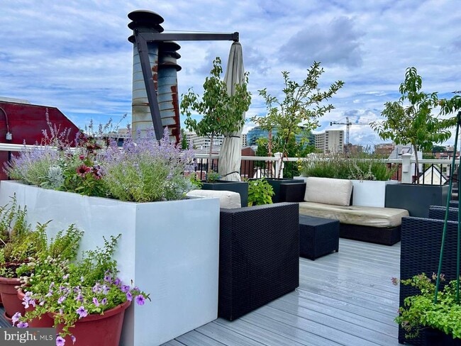 Building Photo - 1808 Riggs Pl NW