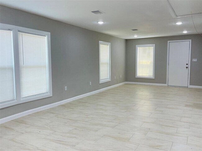 Building Photo - 506 N Hackberry St