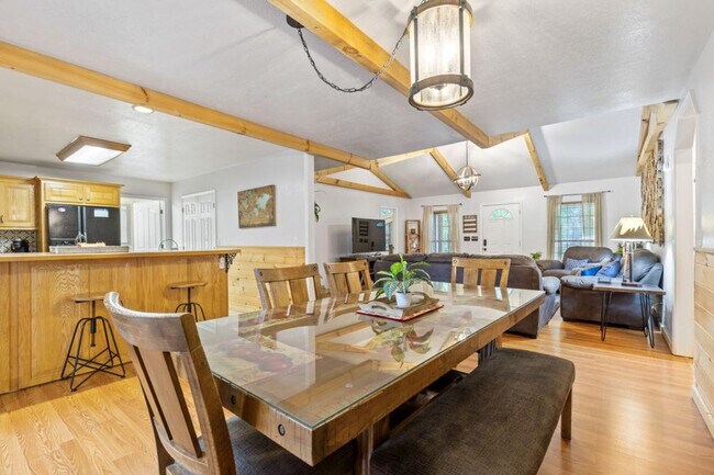 Building Photo - 3230 Cove Creek Way