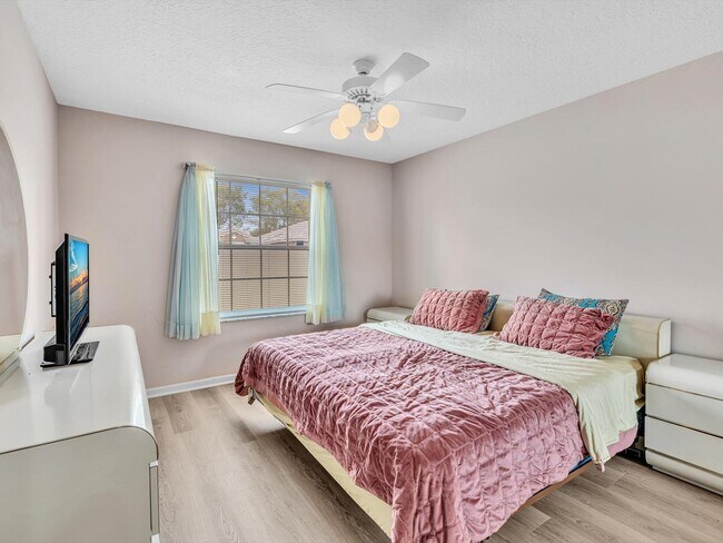 Building Photo - 5856 Seashell Terrace
