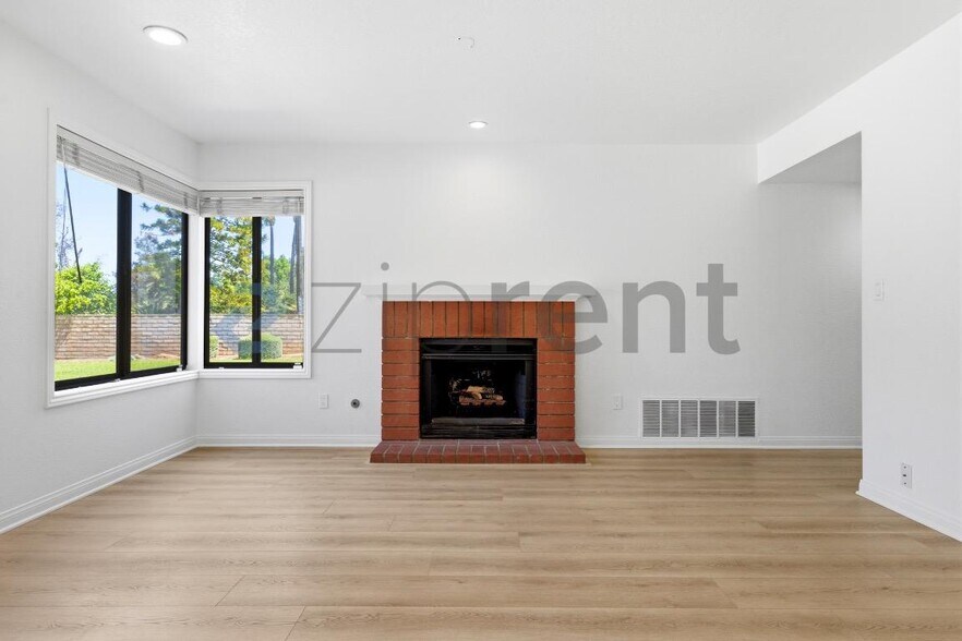 Building Photo - 6863 De Grazia Rd