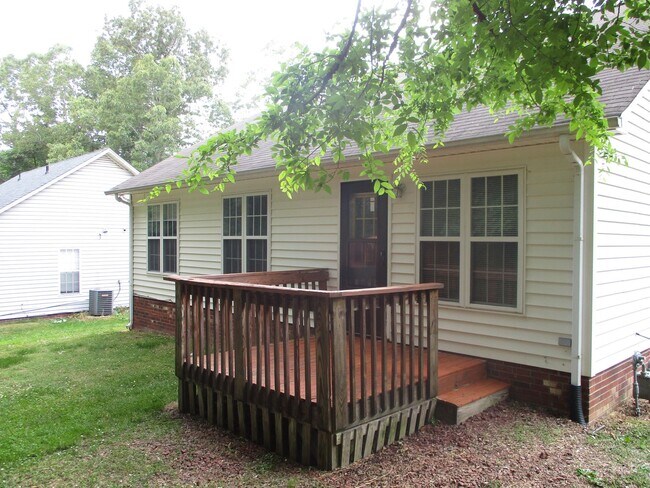 Building Photo - APPLICATION PENDING-Cute one level house i...