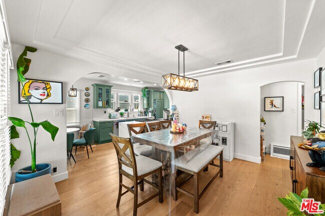 Building Photo - 3871 Roxton Ave