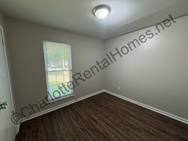 Building Photo - Charming 3 bedroom 2 bath home in east Cha...