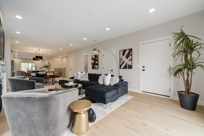 Building Photo - 1631 N Lawndale Ave