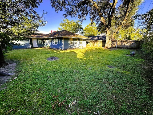 Building Photo - 5111 Maple St