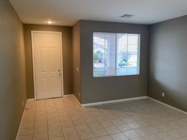 Building Photo - Gorgeous home close to Lake Sahara!