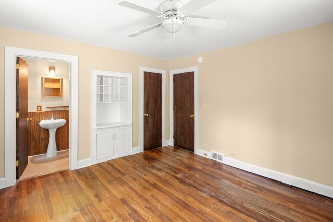 Building Photo - Royal Pines Cottage