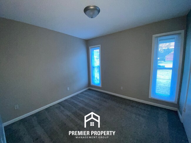 Building Photo - 3 Bedroom Home for Rent in Memphis, TN | Brick Fireplace & Fenced Backyard