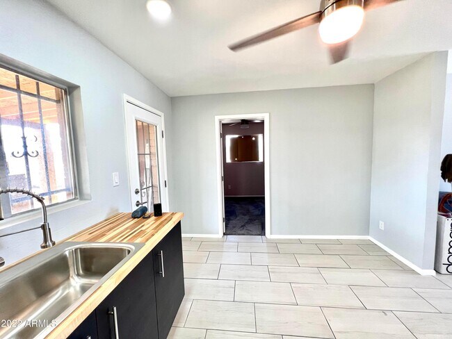 Building Photo - 2235 E Victory Dr