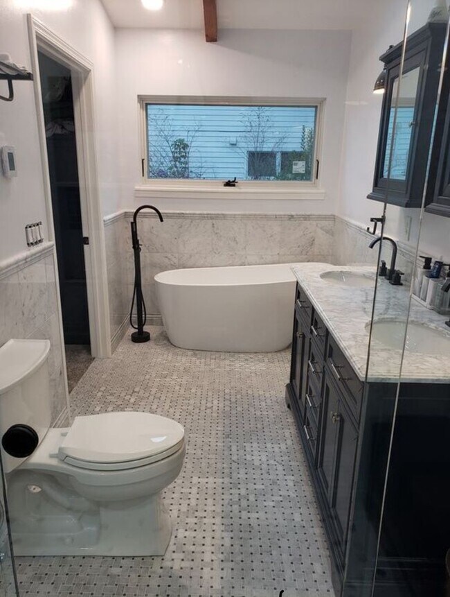 Building Photo - Offered for Rent – Available April 1, 2026 St. Lawrence Seaway Luxury Waterfront Home – Cape Vinc...