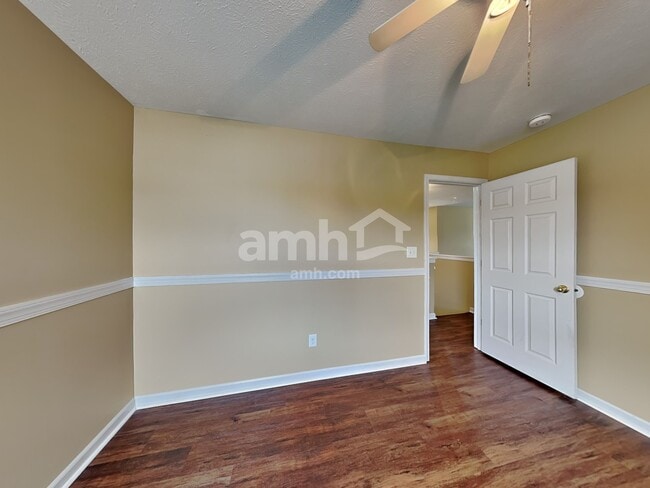 Building Photo - 6889 N Karnes Dr