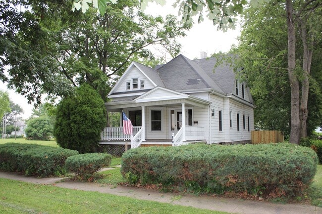 Building Photo - Large House Available for Move-In August 1st!