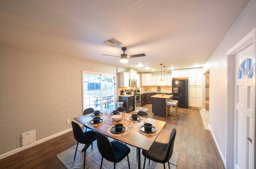 Building Photo - 422 E Balboa Dr