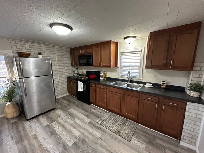 Building Photo - 2 bed, 2 bath home for rent in Waterloo, a...