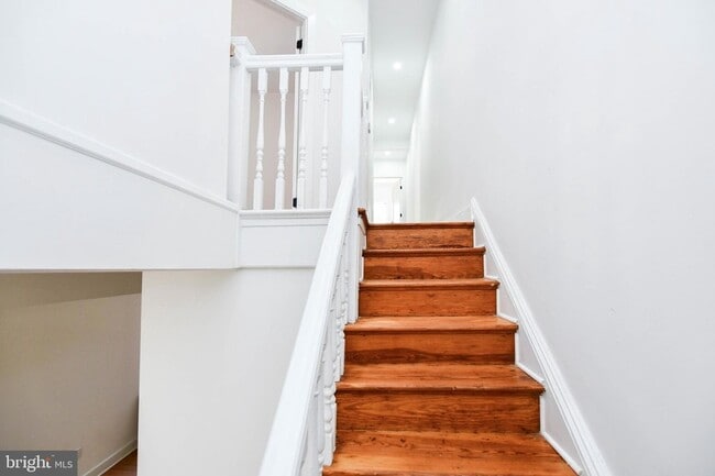 Building Photo - 104 R St NE