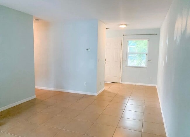 Building Photo - Hottest location, unit available near best beaches and downtown