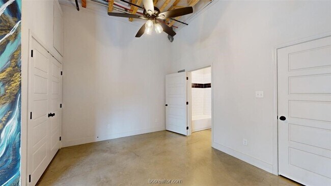 Building Photo - 305 W 27th St