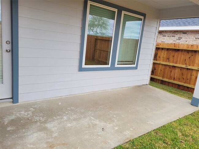 Building Photo - 4947 Oakwood Dr