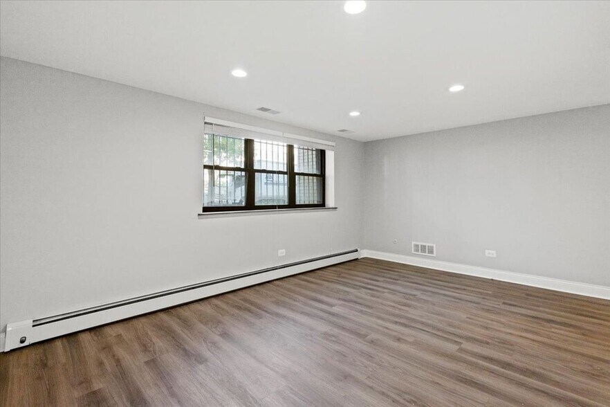 Building Photo - 541 W Oakdale Ave