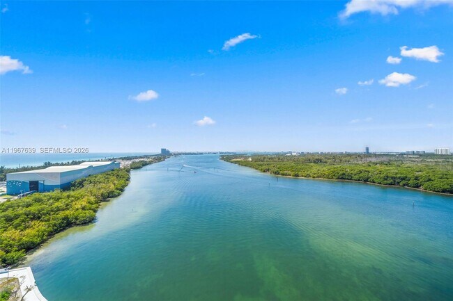 Building Photo - 300 Bayview Dr