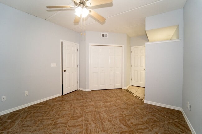 Building Photo - 2/2 1st Floor Apartment