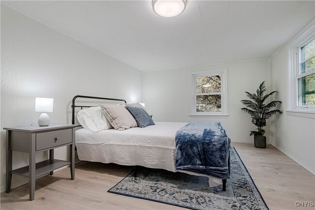 Building Photo - 16 College St