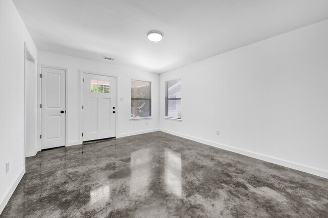 Building Photo - 728 King Ave
