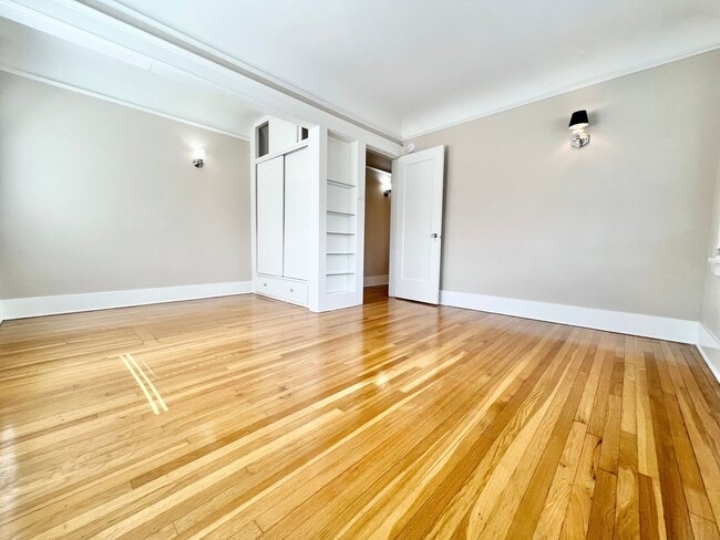 Building Photo - Sun-Drenched Top Floor 3BD in the Heart of Belmont Heights | Garage Included