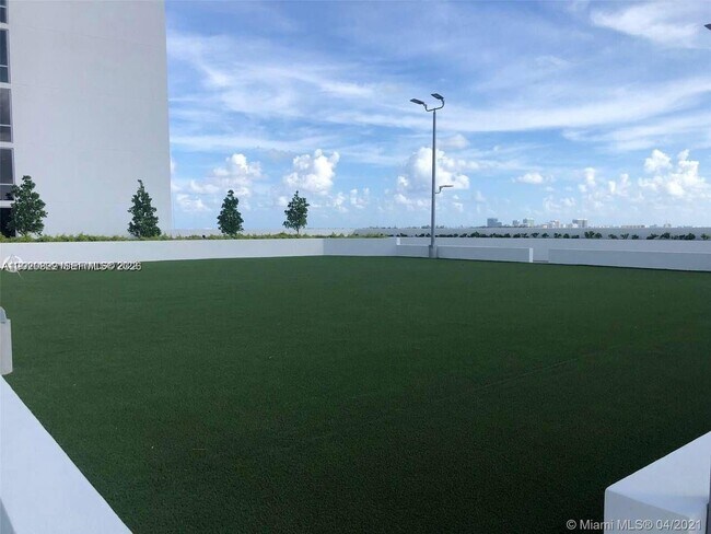 Building Photo - 16385 Biscayne Blvd