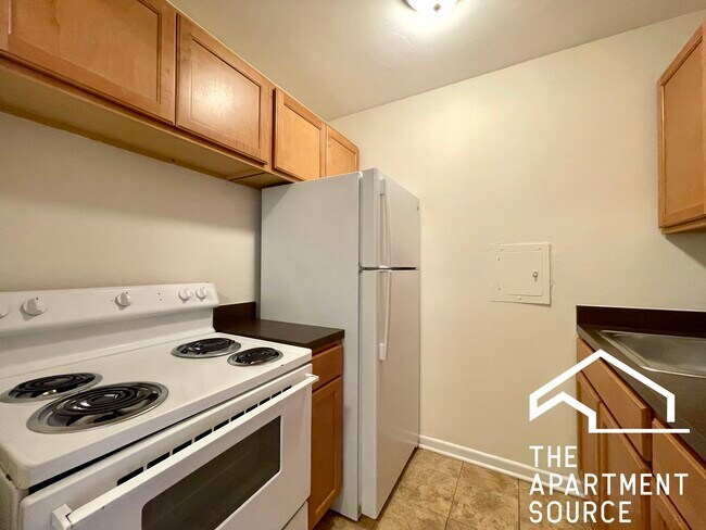 Building Photo - 6002 N Kenmore Ave