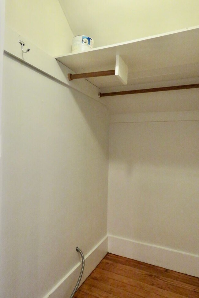 Building Photo - Freshly Updated Pet Friendly First Floor with Parking and Laundry