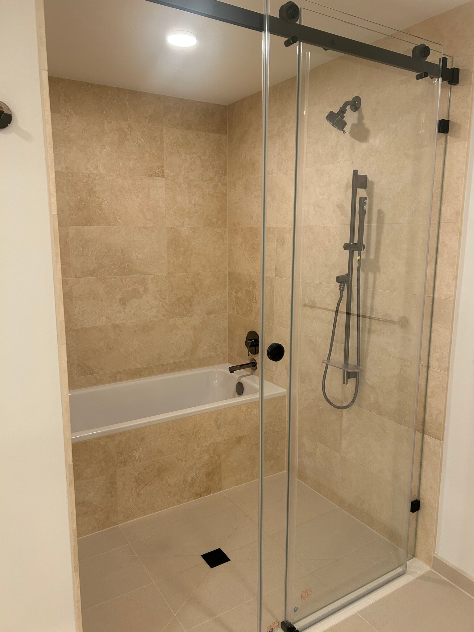 Tub/shower combo - 333 Ward Ave