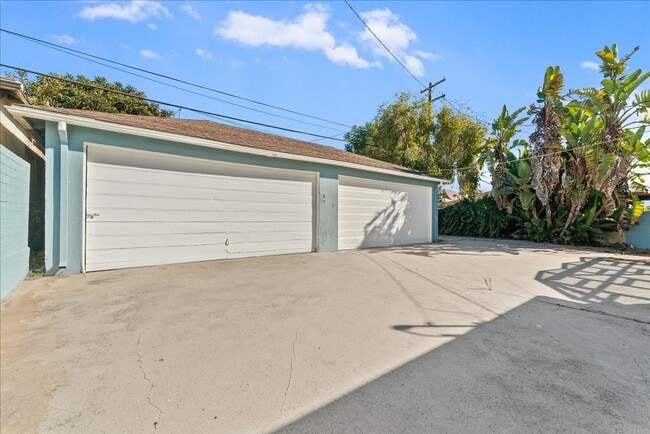 Building Photo - 5918 S Fairfax Ave