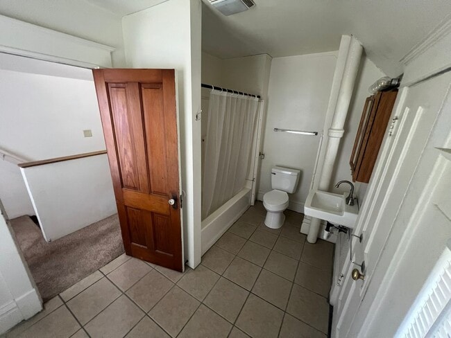 Building Photo - Large 4 bedroom house east of campus for A...