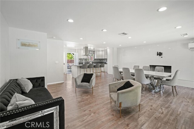 Building Photo - 18433 Tarzana Dr
