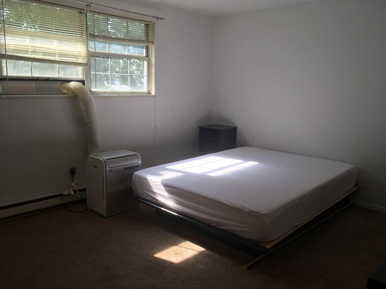 Building Photo - 804 S College Ave