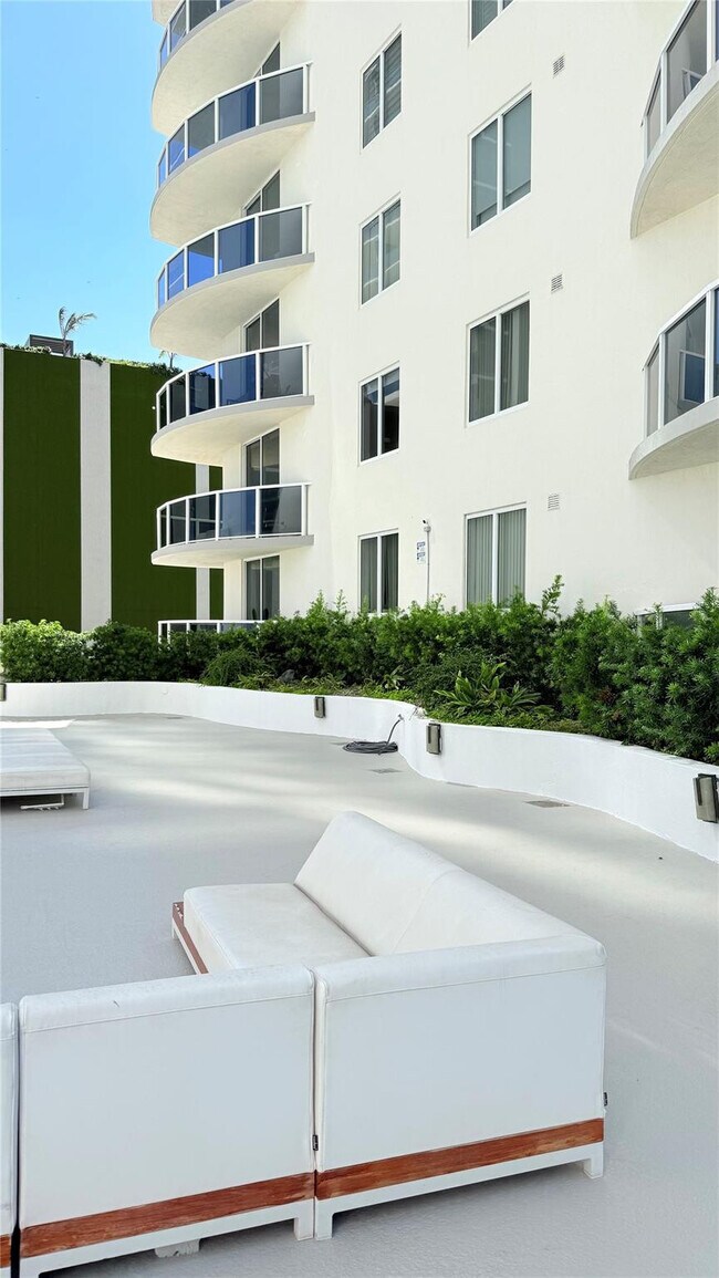 Building Photo - 601 NE 23rd St