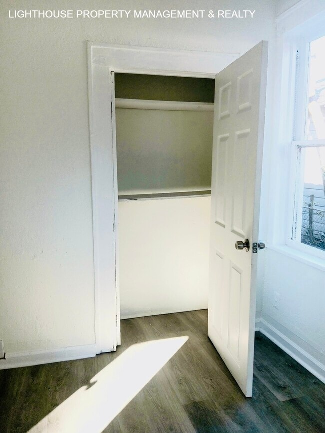 Building Photo - 3 Bed/1 Bath Craftsman Style Home!